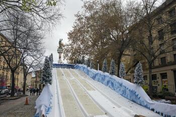 El tobogán de nieve del Paseo de Sarasate abre al público