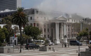 Se desata un incendio en el Parlamento de Sudáfrica