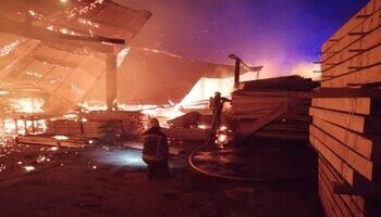 Un incendio arrasa con una serrería en Lesaka