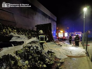 Los bomberos extinguen el incendio de un camión en Bera