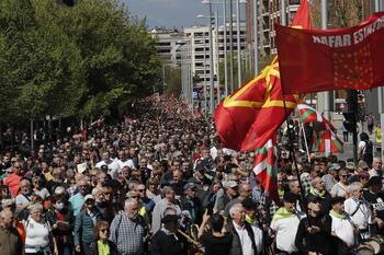 Miles de personas recorren Pamplona en el Aberri Eguna