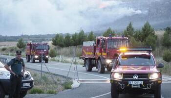 Los bomberos logran frenar el avance del incendio en Leyre