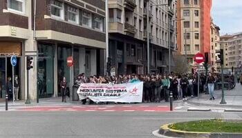 Estudiantes marchan contra la reforma educativa en Pamplona