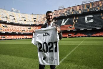 El Valencia eleva a Gayà al umbral de las leyendas