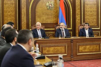 Armenia y Azerbaiyán acuerdan un alto el fuego