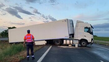 El cruce de un camión obliga a cortar la AP15 en Castejón