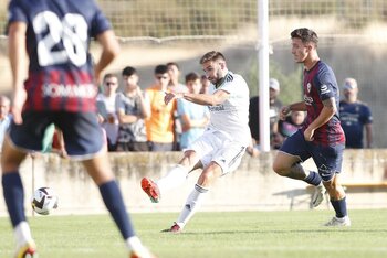 Osasuna doblega al Huesca en una lluvia de goles (4-3)