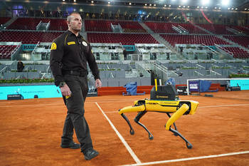 Yellow, el perro robot que custodia el Mutua Madrid Open