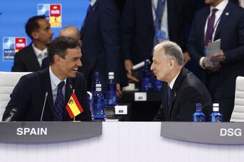 Sánchez comparece ante la OTAN con la bandera de España al revés