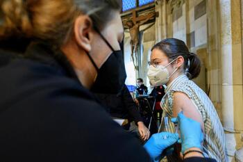 Austria impone la vacunación obligatoria a todos los adultos