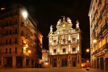 El Ayuntamiento de Pamplona estrena iluminación