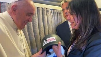 El Papa recibe un casco del periodista David Berián