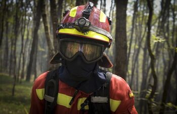 Una veintena de incendios siguen activos en Asturias