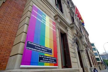 El Parlamento Foral se adhiere al Día del Orgullo LGTBI+