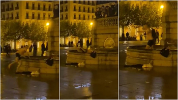 Un chapuzón viral en plena fuente de la Plaza del Castillo