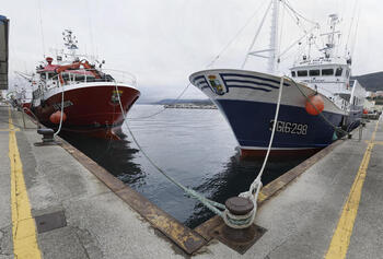 A salvo los 15 tripulantes del pesquero incendiado en Irlanda