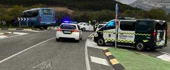 Un autobús con diez menores choca contra un turismo en Cizur