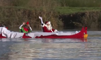 Papá Noel entra a Tudela por el río Ebro