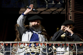 Olentzero llega a Pamplona y se asoma al balcón consistorial