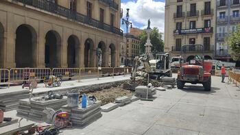 Reparan un pequeño hundimiento en la Plaza del Castillo