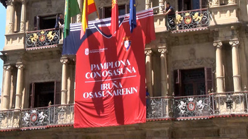 Pamplona se viste de rojo desplegando una camiseta gigante
