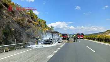 El incendio de un autobús obliga a cortar la AP-15 en Pueyo