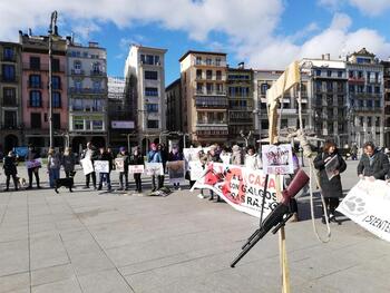 Un centenar de personas protestan en Pamplona contra la caza