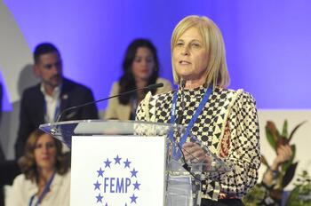 La presidenta de la FEMP carga contra el PSOE