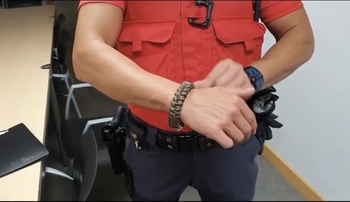 Escondía una navaja en una pulsera tras ser detenido