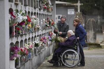 El mal tiempo no evita multitud de visitas a los cementerios