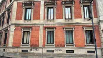 Pintadas en la fachada del Parlamento tras la huelga del 30N