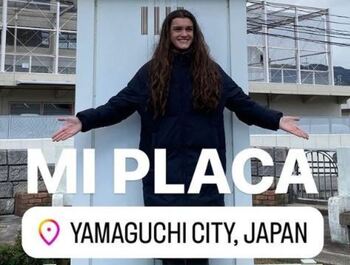 Amaia posa con su placa en la ciudad nipona de Yamaguchi