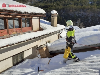 La nieve acumulada en los tejados, un riesgo a evitar