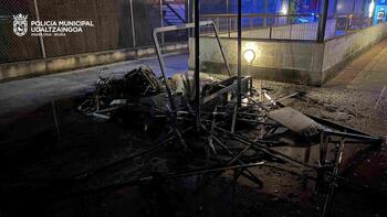 Un incendio destroza la terraza de un bar en Mendillorri
