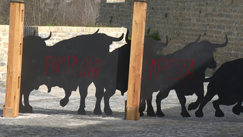 Aparece pintada la escultura de toros de Santo Domingo