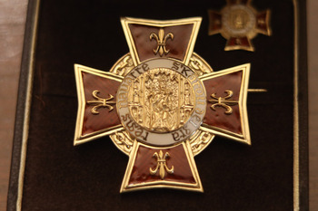 El Gobierno galardona a 7 personas con la Cruz de Carlos III