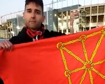 Le retiran una bandera a un seguidor de Osasuna en Elche