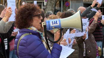 Protesta sanitaria de SAE, ELA y CCOO frente al Parlamento