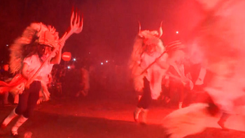 El rito de los Momotxorros de Alsasua clausura el carnaval