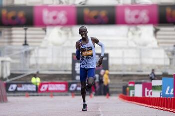 Kiptum destroza el récord del mundo de maratón