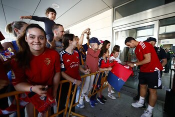 Caluroso recibimiento a Osasuna tras volver de Sevilla