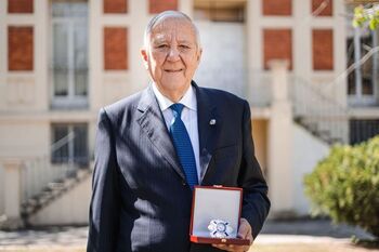 Ignacio Calderón, condecorado con la Orden del Mérito Civil