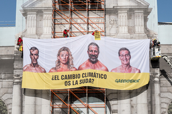 Greenpeace cuelga una lona con la cara de los candidatos