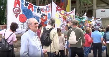 Las peñas sacan a la calle sus pancartas de San Fermín