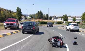 Heridos un adulto y una niña que circulaban en moto