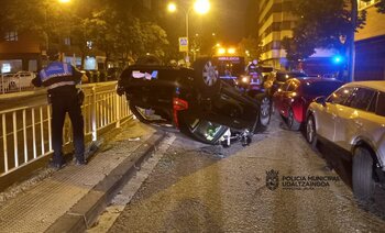 Un conductor ebrio vuelca en la calle Iturrama de Pamplona