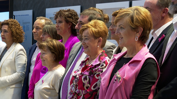 El Parlamento se tiñe de rosa en el Día del Cáncer de Mama