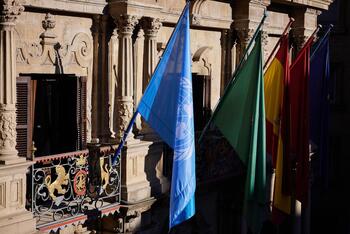 La bandera de las Naciones Unidas ondea en el Ayuntamiento