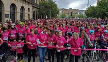 La “marea rosa” contra el cáncer de mama recorre Pamplona