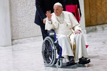 El Papa, llevado al hospital por problemas respiratorios